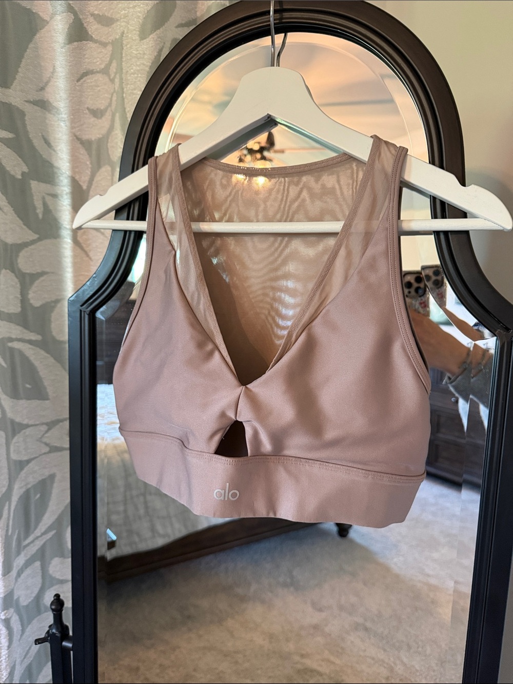 ALO Yoga Mauve Pink V‑Neck Mesh Back Sports Bra